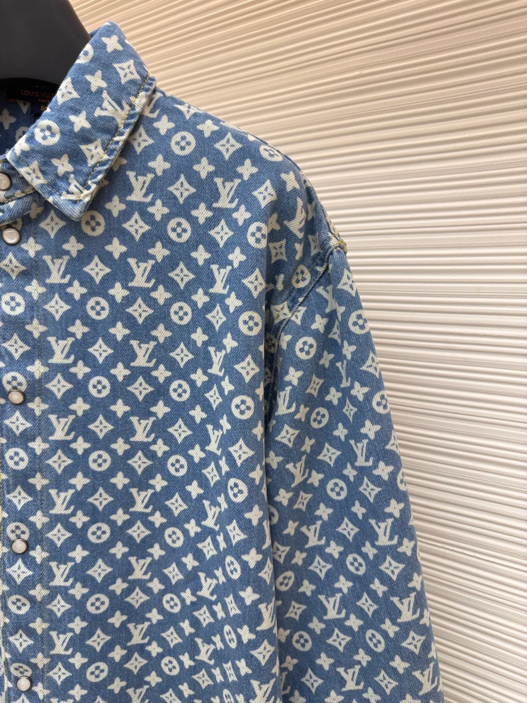 LOUIS VUITTON full-print denim jacket ●Original version: Purchased and developed for 15800 ●Item number: 1681926-B65 ●Material: denim fabric ●Technology: laser watering ●Version: fitted version ●Weight: about 710 grams ●Size: 46-48-50-52 ●Description: Customized blue shadow encrypted cotton classic pattern denim, as moist as cotton, comfortable and skin-friendly, indigo elegance With a retro charm and a modern sense of fashion, denim is used as the canvas, and the iconic Monogram pattern is laid out on it. Every inch of the warp and weft hides the glorious history and fashion heritage of Louis Vuitton. The tough lines of matching work shirts exude a sense of luxury from the inside out. No need to make a fuss, the aura is self-evident. The stunning work in the fashion feast is the laser burning process. The advanced process of using laser technology to carve patterns. Project the laser onto the surface of the material, causing the material to be locally heated and melted. The LV logo pattern can be formed to accurately control the position and shape. The double process of washing and light frying is to desize and wash the denim material first, and then perform sand washing to produce a fading effect. The denim jacket is fried through special chemical treatment to give a special contrasting color effect. Prioritize the spray horse slide and then rub it by hand to create a gradient effect. Use a spray gun to accurately spray the reagent solution to the designated position according to the design requirements. Let the reagent react chemically with the fabric to form a gradual gradient effect, and finally boil it to solidify the color. The overall wiring is straight and delicate, the fabric is comfortable and soft, and the color is consistent without color difference. It can be matched with the same style to create a fashionable look for various occasions. Customized accessories, complete with three standards, same style for men and women!